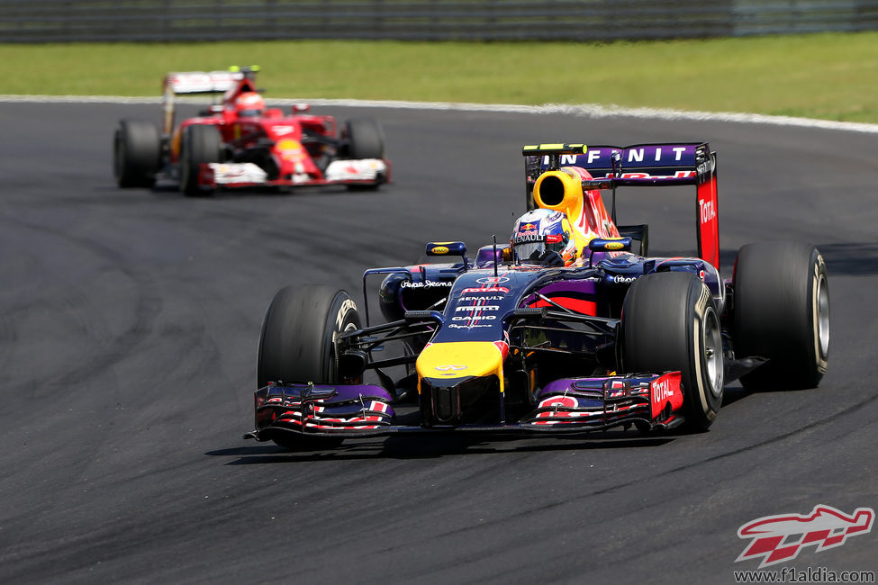 Daniel Ricciardo perseguido por Kimi Räikkönen