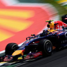 Daniel Ricciardo con el compuesto medio en Interlagos