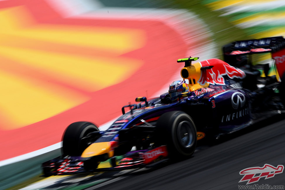 Daniel Ricciardo con el compuesto medio en Interlagos