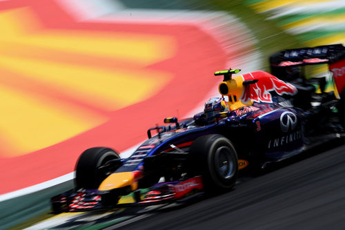 Daniel Ricciardo con el compuesto medio en Interlagos