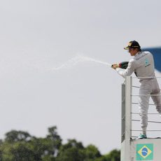 Nico Rosberg celebra su quinta victoria de la temporada en Brasil