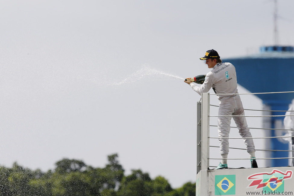 Nico Rosberg celebra su quinta victoria de la temporada en Brasil