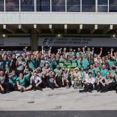 El equipo Mercedes celebra su undécimo doblete del año