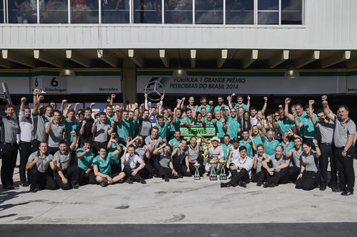 El equipo Mercedes celebra su undécimo doblete del año