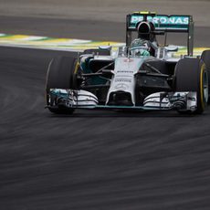 Nico Rosberg con un juego de neumáticos blandos bastante dañado