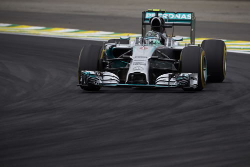 Nico Rosberg con un juego de neumáticos blandos bastante dañado