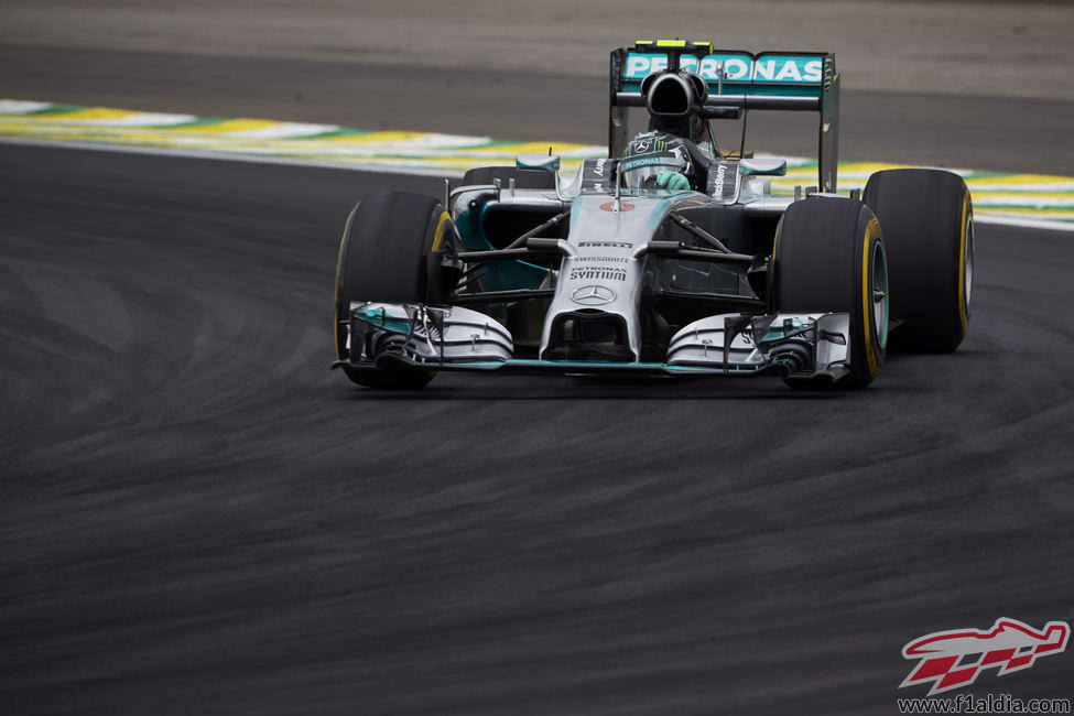 Nico Rosberg con un juego de neumáticos blandos bastante dañado