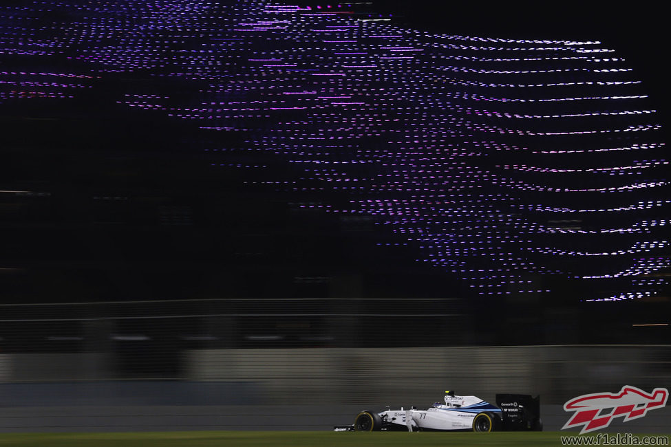 Valtteri Bottas rueda en el Yas Marin