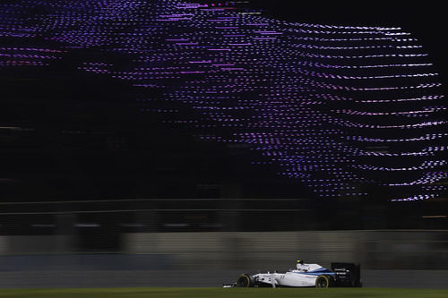 Valtteri Bottas rueda en el Yas Marin