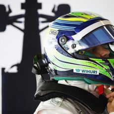 Felipe Massa se pone el casco