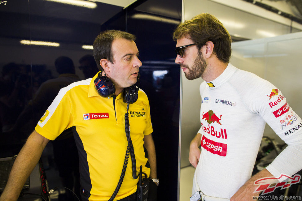 Vergne junto al encargado de Renault en Toro Rosso