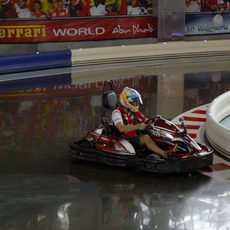 Fernando Alonso tomó parte en una carrera de kart en Abu Dabi