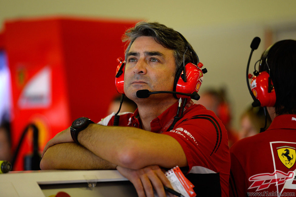 Marco Mattiacci en el box de Ferrari en Abu Dabi