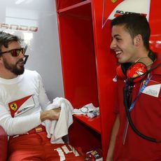 Fernando Alonso y Antonio Fuoco, piloto de la Ferrari Drivers Academy