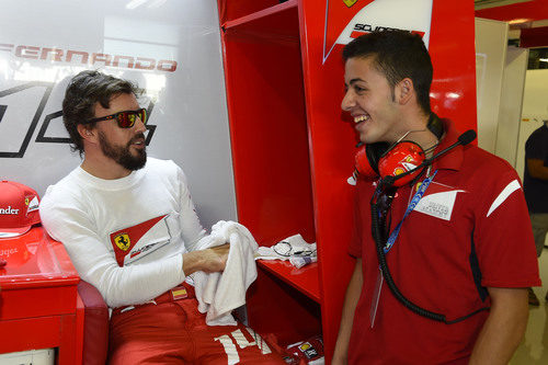 Fernando Alonso y Antonio Fuoco, piloto de la Ferrari Drivers Academy