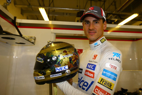 Adrian Sutil con su casco especial para este Gran Premio