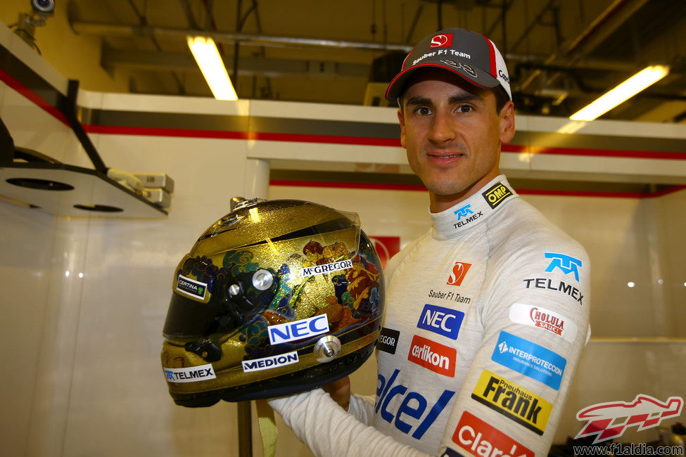 Adrian Sutil con su casco especial para este Gran Premio