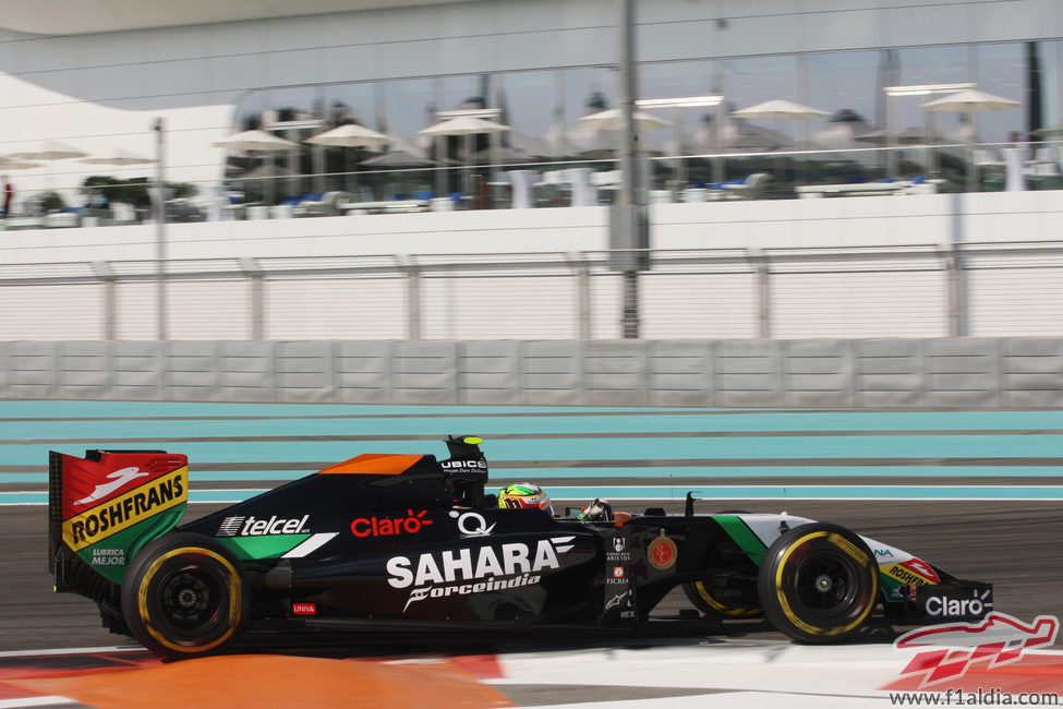 Nico Hülkenberg rueda en el Yas Marina