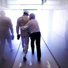 Lewis Hamilton hablando con Bernie Ecclestone