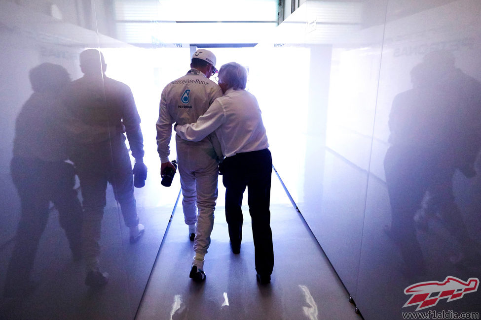 Lewis Hamilton hablando con Bernie Ecclestone