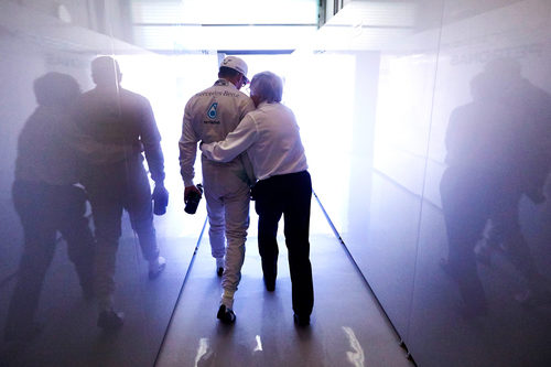 Lewis Hamilton hablando con Bernie Ecclestone