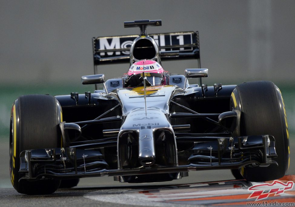 Jenson Button subiéndose a los pianos