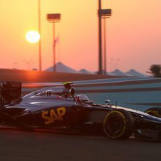 Kevin Magnussen rodando en el atardecer de Abu Dabi