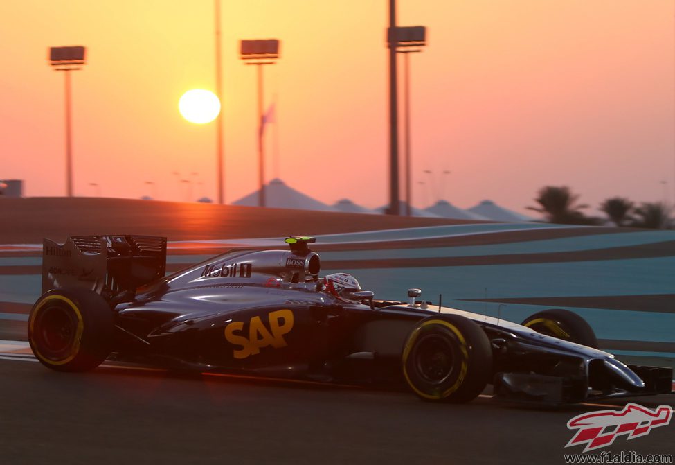 Kevin Magnussen rodando en el atardecer de Abu Dabi