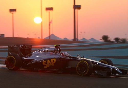 Kevin Magnussen rodando en el atardecer de Abu Dabi