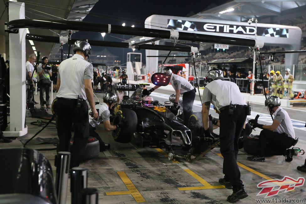 Kevin Magnussen y sus mecánicos practicando las paradas