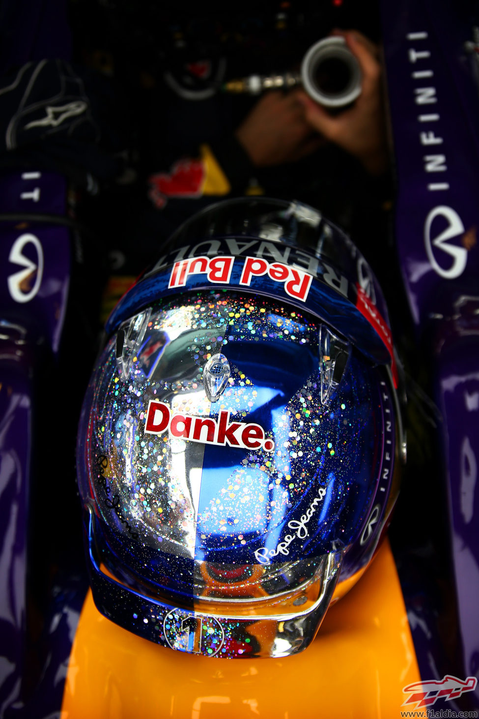 Detalle del casco de Sebastian Vettel en Abu Dabi