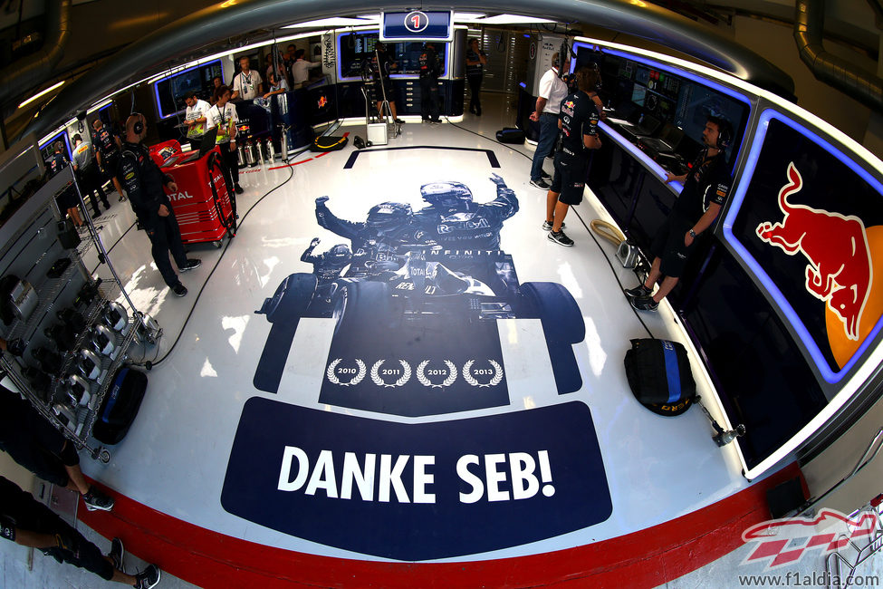 Garaje de Sebastian Vettel con mensaje especial