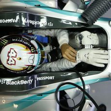 Lewis Hamilton preparándose para salir a la pista