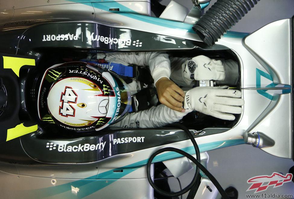 Lewis Hamilton preparándose para salir a la pista