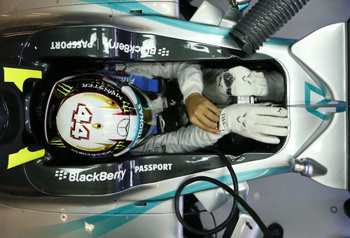 Lewis Hamilton preparándose para salir a la pista