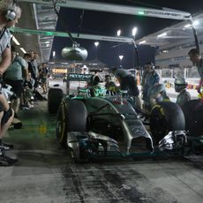 Hamilton preparando las paradas con sus mecánicos