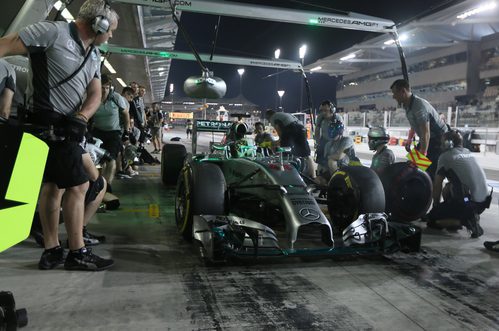 Hamilton preparando las paradas con sus mecánicos