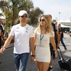 Nico Rosberg llegando al circuito con su esposa