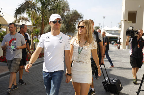 Nico Rosberg llegando al circuito con su esposa