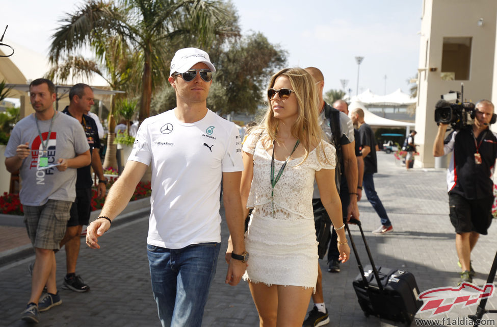 Nico Rosberg llegando al circuito con su esposa