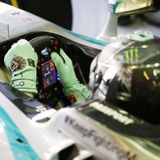 Nico Rosberg saliendo del garaje