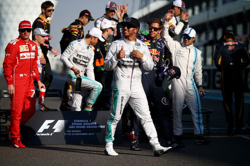 Lewis Hamilton sonríe tras hacerse la foto conjunta