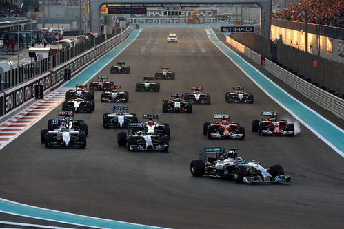 Lewis Hamilton se coloca primero en la curva 1