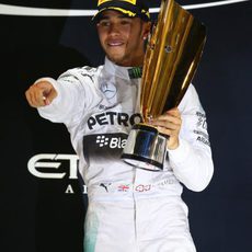 Lewis Hamilton y su trofeo en Abu Dabi