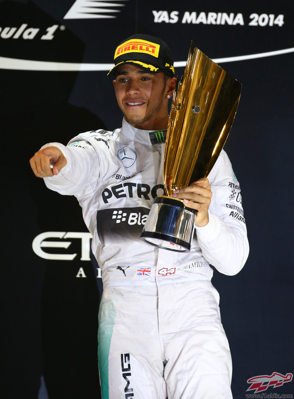 Lewis Hamilton y su trofeo en Abu Dabi