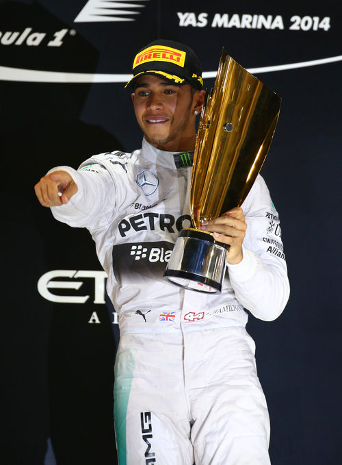 Lewis Hamilton y su trofeo en Abu Dabi