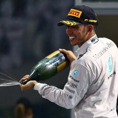 Lewis Hamilton descorcha el champán en el podio