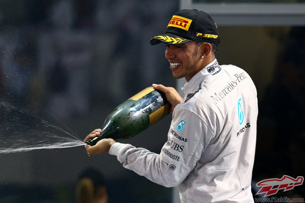 Lewis Hamilton descorcha el champán en el podio