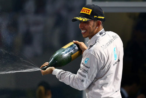 Lewis Hamilton descorcha el champán en el podio