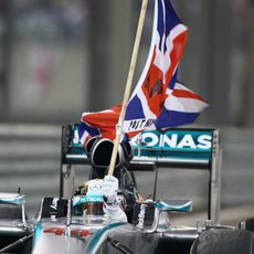 Lewis Hamilton sostiene la bandera de Reino Unido